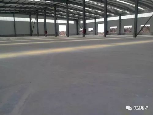 金刚砂耐磨地坪施工工艺_临沂金刚砂耐磨地坪_金刚砂地坪洒料时间控制