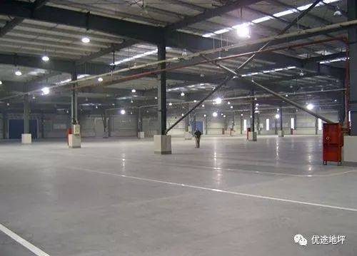 金刚砂地坪洒料时间控制_金刚砂耐磨地坪施工工艺_临沂金刚砂耐磨地坪