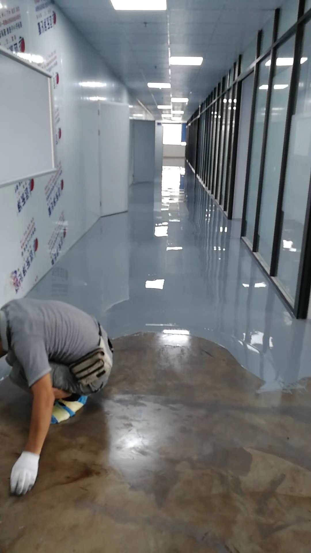 金刚砂和环氧树脂_环氧地坪施工解决方案_环氧地坪开裂原因分析