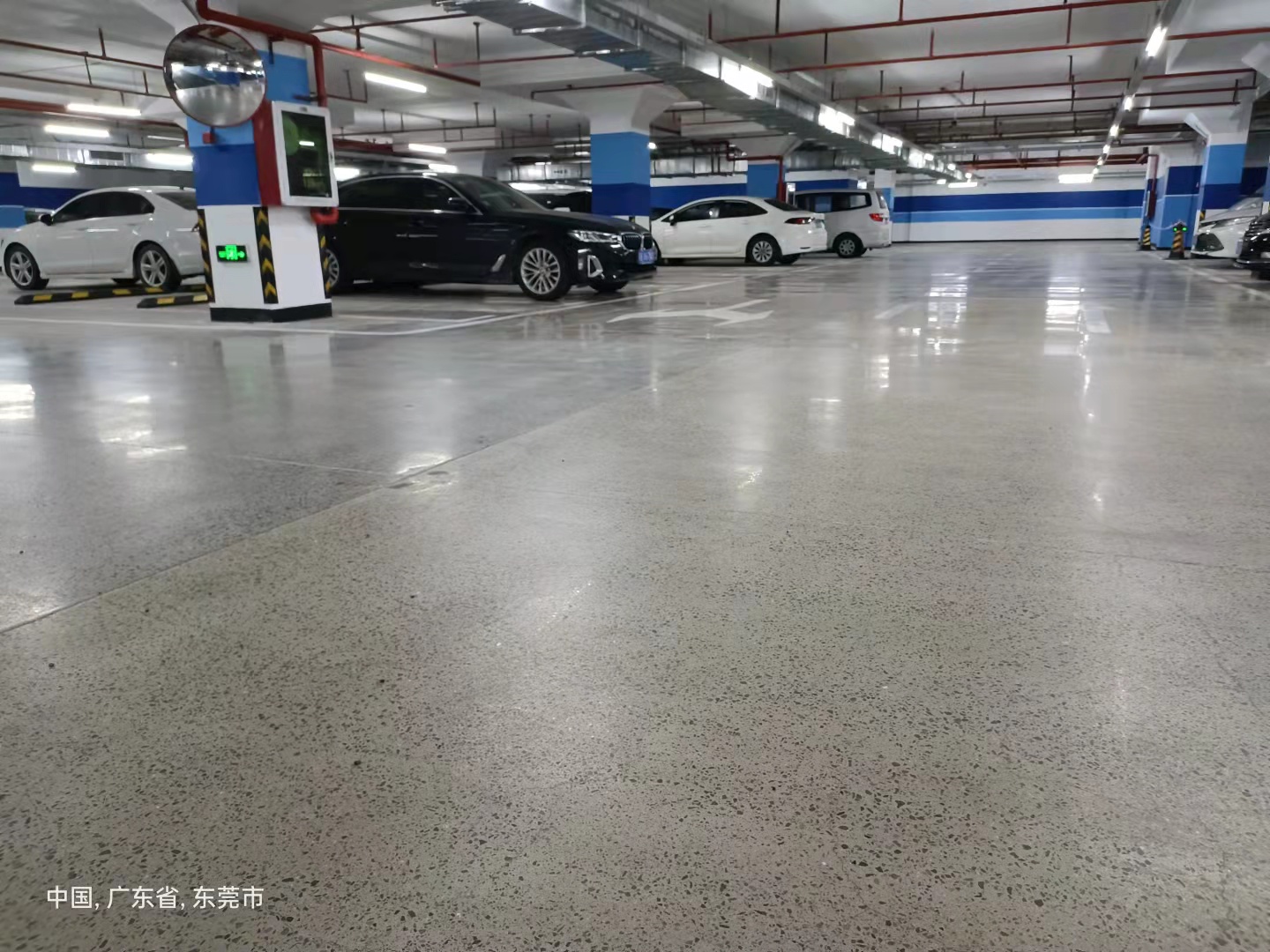 金刚砂和环氧树脂_固化地坪与金刚砂地坪施工工艺对比_地坪材料性能结合施工